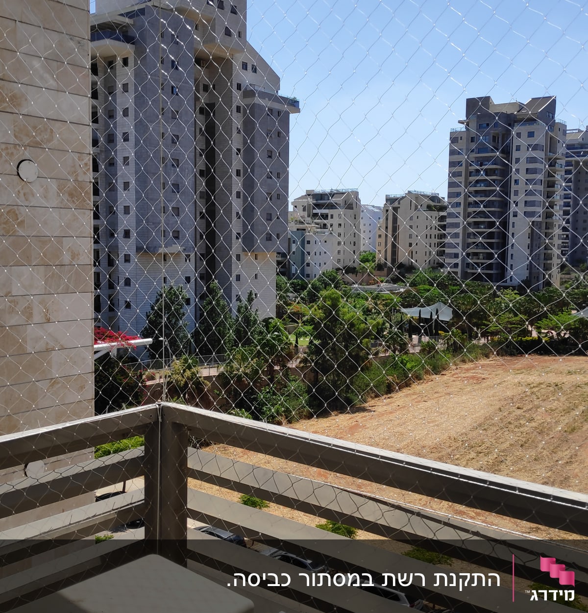 רשת הגנה מותקנת על מרפסת למניעת כניסת יונים
